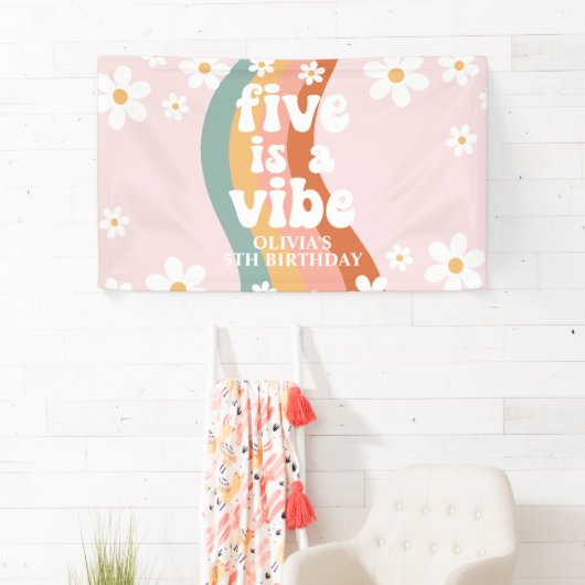 Retro Rainbow Five is een Vibe Daisy 5TH verjaarda Spandoek (Insitu)