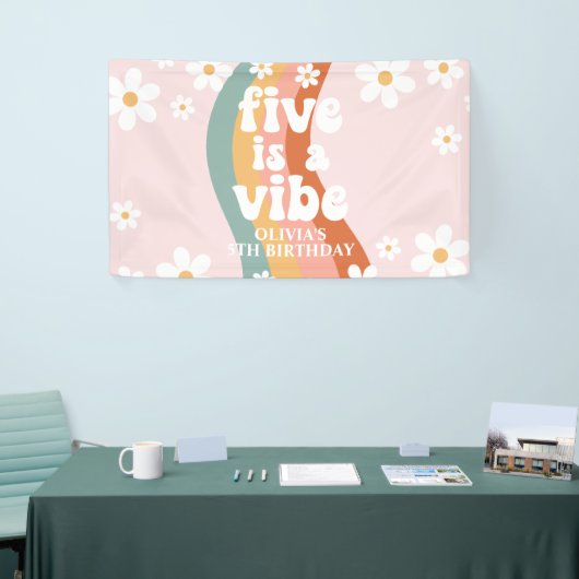 Retro Rainbow Five is een Vibe Daisy 5TH verjaarda Spandoek (Beurs)