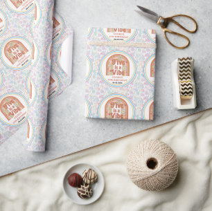 Retro Rainbow FIVE is een Vibe Groovy 5e Verjaarda Cadeaupapier