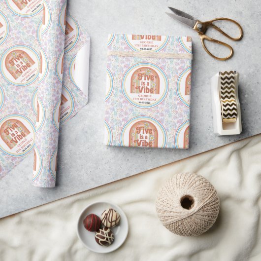 Retro Rainbow FIVE is een Vibe Groovy 5e Verjaarda Cadeaupapier (Crafts)