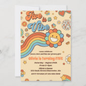 Retro Rainbow Five is een Vibe Groovy 5e verjaarda Kaart (Voorkant)