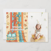 Retro Rainbow Five is een Vibe Groovy 5e verjaarda Kaart (Voorkant)