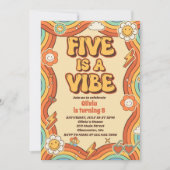 Retro Rainbow Five is een Vibe Groovy 5e verjaarda Kaart (Voorkant)