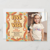 Retro Rainbow Five is een Vibe Groovy 5e verjaarda Kaart (Voorkant)