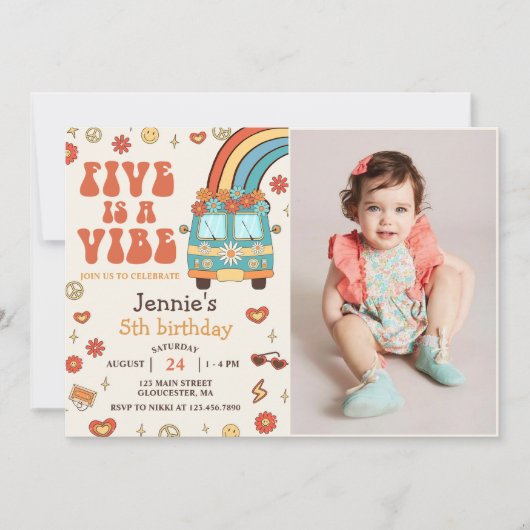 Retro Rainbow Five is een Vibe Groovy 5e verjaarda Kaart (Voorkant)