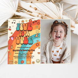 Retro Rainbow Five is een Vibe Groovy 5e verjaarda Kaart