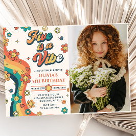 Retro Rainbow Five is een Vibe Groovy 5e verjaarda Kaart