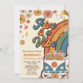 Retro Rainbow Five is een Vibe Groovy 5e verjaarda Kaart (Voorkant)