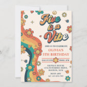 Retro Rainbow Five is een Vibe Groovy 5e verjaarda Kaart (Voorkant)