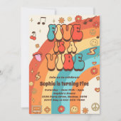 Retro Rainbow Five is een Vibe Groovy 5e verjaarda Kaart (Voorkant)