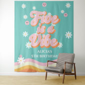 Retro Rainbow FIVE is een Vibe Groovy 5e verjaarda Wandkleed (In situ)