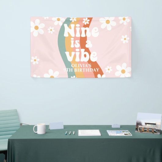 Retro Rainbow Nine is een Vibe Daisy 9TH Spandoek (Beurs)