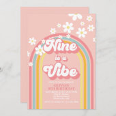 Retro Rainbow Nine is een Vibe Groovy 9e verjaarda Kaart (Voorkant / Achterkant)