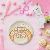 Retro Rainbow Seven is een Vibe Groovy 7e verjaard Papieren Bordje (Feest)