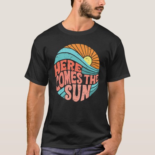 Retro Rainbow Sunrise hier komt de Sun Hippie Gi T-shirt (Voorkant)