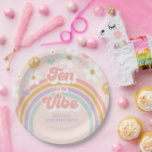 Retro Rainbow Ten is een Vibe 10e verjaardag Papieren Bordje (Feest)