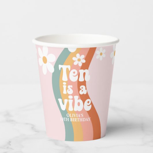 Retro Rainbow Ten is een Vibe Daisy 10e verjaardag Papieren Bekers (Voorkant)