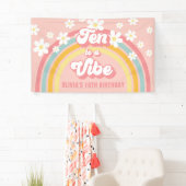 Retro Rainbow Ten is een Vibe Groovy 10e verjaarda Spandoek (Insitu)