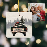 Retro Red Plaid Kerst Truck Custom Foto Keramisch Ornament<br><div class="desc">Dek de zalen met onze retro rode plaid kersttruck ornament! Gepersonaliseerd met uw familienaam,  is het de perfecte feestelijke touch om charme en nostalgie toe te voegen aan uw vakantiestamboom dit seizoen.</div>