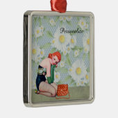 Retro Redhead Pin-up Girl-kerstversiering Metalen Ornament (Rechts)