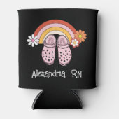 Retro Regenboog en Rubberklompen Monogram Verpleeg Blikjeskoeler (Voorkant)