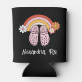 Retro Regenboog en Rubberklompen Monogram Verpleeg Blikjeskoeler (Achterkant)