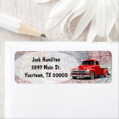 Retro rode pick-up truck op een routekaart etiket (Insitu)