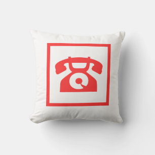 retro rode telefoon op witte kussen