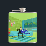 Retro Romantic Gay Couple Flask Heupfles<br><div class="desc">Dit Retro Romantic Gay Couple Flask ontwerp is gewoon geweldig! Het minimalistische kunstontwerp uit de jaren '60 biedt een aantrekkelijk koppel dat geniet van een romantische avond. Ze worden gesmokkeld op hun mooie, moderne turkooissectie, in hun Palm Springs thuis. De verfijnde, kalkgroene kamer is prominent voorzien van een groene steenwand...</div>