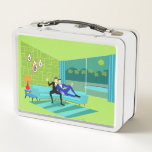 Retro Romantic Gay Couple Metal Lunch Box<br><div class="desc">Dit Retro Romantic Gay Couple Metal Lunchbox-ontwerp is gewoon geweldig! Het minimalistische kunstontwerp uit de jaren '60 biedt een aantrekkelijk koppel dat geniet van een romantische avond. Ze worden gesmokkeld op hun mooie, moderne turkooissectie, in hun Palm Springs thuis. De verfijnde, kalkgroene kamer is prominent voorzien van een groene steenwand...</div>
