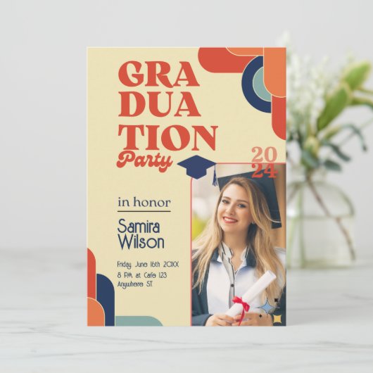 Retro Rood & Beige Afstudeerfeest Uitnodiging (Staand voorkant)