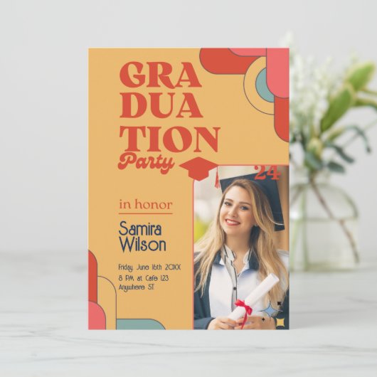 Retro Rood & Beige Afstudeerfeest Uitnodiging (Staand voorkant)