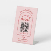 Retro Rood Roze Handgeschreven Girly Social QR Cod Reclamebord Met Voetstuk (Voorkant)