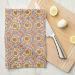 Retro Round Tegels Mexico Daisy Pattern Peach Theedoek<br><div class="desc">Decoreer uw keuken met deze handgetekende retro-ronde tegel-keukenhanddoek. Het maakt een geweldig huishouden of bruiloft cadeau! U kunt het aanpassen en tekst ook toevoegen. Bekijk mijn winkel voor nog veel meer kleuren en patronen,  plus overeenkomende objecten voor je thuis!</div>