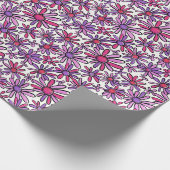 Retro Roze en Paarse Daisy Bloemenpatroon Cadeaupapier (Hoek)