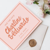 Retro Roze en rode handschriftenbruiloft opslaan D Kaart