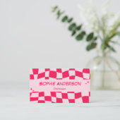 Retro roze en rode schaakbord QR-code Visitekaartje (Staand voorkant)