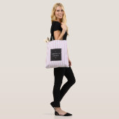 Retro Roze en Witte Stripes Bakery Tote Bag (Op model)