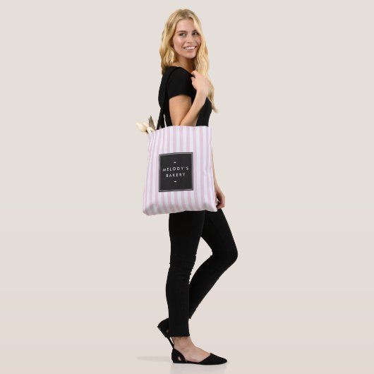 Retro Roze en Witte Stripes Bakery Tote Bag (Op model)