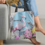 Retro roze flamingo collage tote bag<br><div class="desc">Dit retro-geïnspireerde ontwerp is voorzien van een gedurfde, pastelroze flamingo tegen een felblauwe achtergrond, waardoor een sereen maar opvallend contrast ontstaat. Rondom de flamingo roepen delicate bloemetjes in roze, geel en wit een dromerig, tuingevoel op, waarbij natuur en pop moeiteloos worden gecombineerd. Perfect voor liefhebbers van eigenzinnige, vrouwelijke design, dit...</div>
