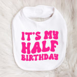 Retro Roze Het is mijn halve halve verjaardag 6 ma Baby Slabbetje<br><div class="desc">Dit is een Retro Hot Pink. Het is mijn halve verjaardag Bib. Halve verjaardag,  1/2 B-dag roze retroflectuur 70 baby meisjes meisjes</div>