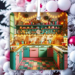 Retro Roze Kitsch Retro Kerstmis Gepersonaliseerd Metalen Ornament<br><div class="desc">Gepersonaliseerde kerstversiering. Schattige blauwgroen gezellig huisje Kitsch roze en blauwgroen keuken vol met vakantie decoraties en kerstverlichting en een kleurrijke kroonluchter met retro vibes. Ik wens u een gezellige ouderwetse kerst en een gelukkig nieuwjaar. De achtertekst van dit vakantie ornament kan gepersonaliseerd worden, zodat u jouw namen kunt toevoegen als...</div>