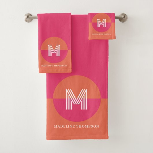 Retro Roze Oranje Geometrisch Modern Monogram Bad Handdoek (Insitu)