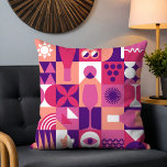 Retro Roze Paarse Wijn Bauhaus Patroon Kussen<br><div class="desc">Retro Pink Paarse Wine Bauhaus Pattern Sierkussennen heeft een  wijnpatroon in roze,  paarse en wit. Perfecte geschenken voor wijnliefhebbers voor verjaardagen,  feesten,  dank u geschenken,  Moederdag,  Kerstmis en vakantie cadeauverpakking. Creëer door Evco Feestdagen www.zazzle.com/store/evcoholidays</div>