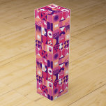 Retro Roze Paarse Wijn Bauhaus Patroon Wijn<br><div class="desc">Retro Pink Paarse Wine Bauhaus Pattern Wine Gift Box heeft een  wijnpatroon in roze,  paarse en wit. Perfect voor verjaardagen,  feesten,  dank u geschenken,  Moederdag,  Kerstmis en vakantie cadeauverpakking. Creëer door Evco Feestdagen www.zazzle.com/store/evcoholidays</div>