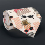 Retro Roze Palm Flamingo's Zonnebril Stropdas<br><div class="desc">Exotische flamingo's,  roze palmbomen en retro zonnebril op licht perzik achtergrond,  deze heren halsdoek is cool voor op kantoor,  een avondje uit,  een bruiloft,  uw eigen huwelijksceremonie,  voor de bruidegom of bruidsjonkers of geef als cadeau aan uw man,  vader,  broer of beste vriend.</div>