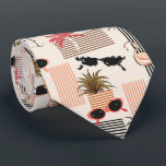 Retro Roze Palm Flamingo's Zonnebril Stropdas<br><div class="desc">Exotische flamingo's, roze palmbomen en retro zonnebril op licht perzik achtergrond, deze heren halsdoek is cool voor op kantoor, een avondje uit, een bruiloft, uw eigen huwelijksceremonie, voor de bruidegom of bruidsjonkers of geef als cadeau aan uw man, vader, broer of beste vriend.</div>