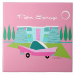 Retro Roze palm Springs-keramische tegels Tegeltje<br><div class="desc">Tussen de roze achtergrond, turquoise midden eeuw modern thuis, en de klassieke auto van de jaren '50, kon dit ontwerp niet meer Palm Springs zijn als het in de wolken stond. Wacht, het zegt het in de wolken. De blauwe en blauwgroen steen van het huis wordt gecompenseerd door de sputnik...</div>