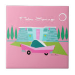 Retro Roze palm Springs-keramische tegels Tegeltje<br><div class="desc">Tussen de roze achtergrond, turquoise midden eeuw modern thuis, en de klassieke auto van de jaren '50, kon dit ontwerp niet meer Palm Springs zijn als het in de wolken stond. Wacht, het zegt het in de wolken. De blauwe en blauwgroen steen van het huis wordt gecompenseerd door de sputnik...</div>