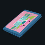 Retro Roze palm Springs Photo Wallet Drievoud Portemonnee<br><div class="desc">Tussen de roze achtergrond, turquoise midden eeuw modern thuis, en de klassieke auto van de jaren '50, kon dit ontwerp niet meer Palm Springs zijn als het in de wolken stond. Wacht, het zegt het in de wolken. De blauwe en blauwgroen steen van het huis wordt gecompenseerd door de sputnik...</div>
